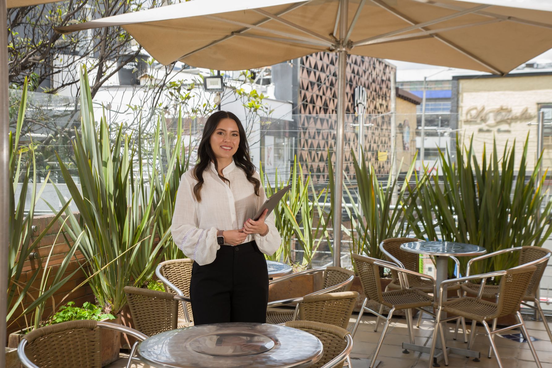Asesora de Eva sonriendo en la terraza