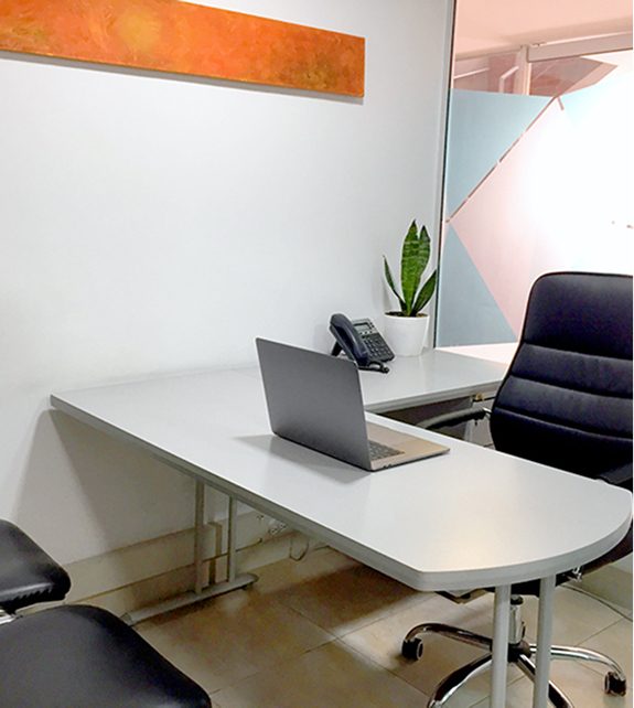 Oficina privada con escritorio, teléfono y silla ejecutiva