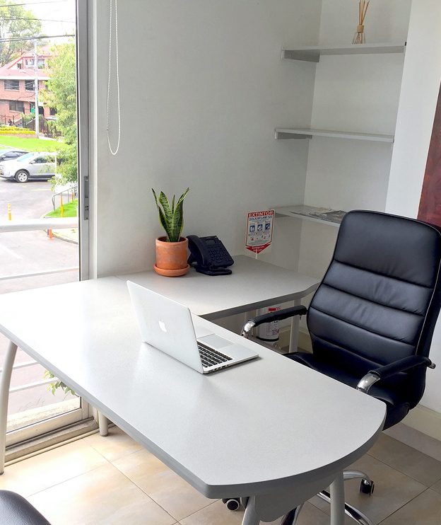 Oficina privada con escritorio, silla ejecutiva y ventana